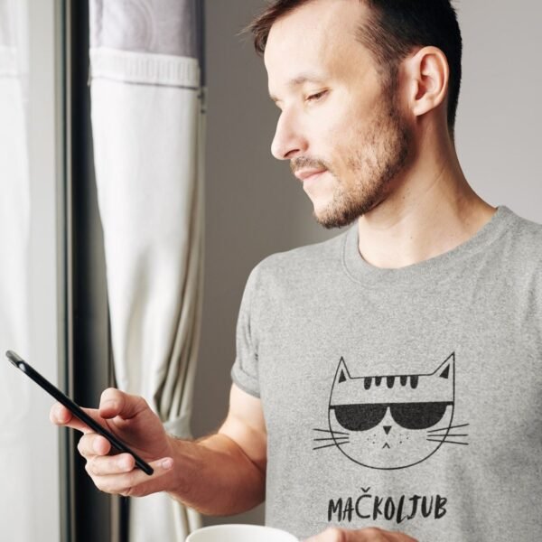 siva muška majica mačkoljub