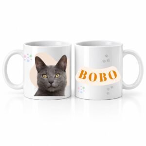 Šolja sa slikom ljubimca – personalizovana bela šolja sa fotografijom sive mačke, imenom Bobo i motivima šapica – macketinashop