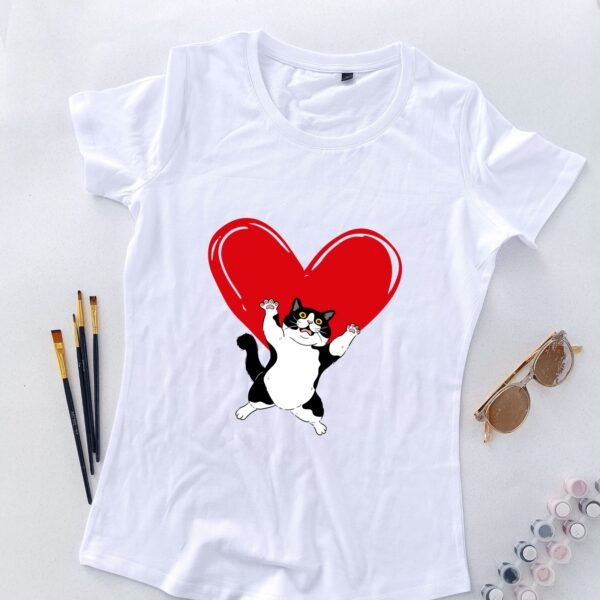 bela ženska majica razigrana maca i srce