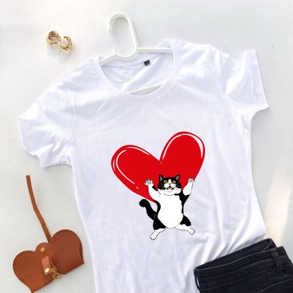 bela ženska majica razigrana maca i srce