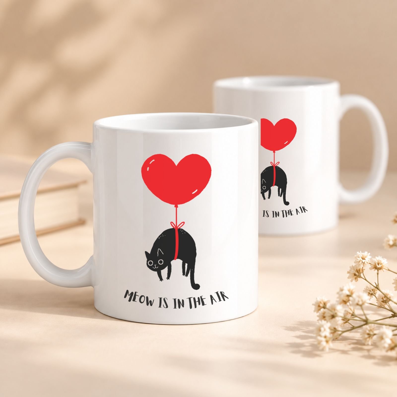 Šolja Meow is in the Air sa crnom mačkom i crvenim srcem u toplom lifestyle ambijentu – poklon za ljubitelje mačaka – macketinashop