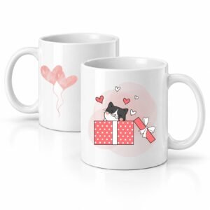 Šolja Maca na poklon sa ilustracijom crno-bele mačke u poklon kutiji, srcima i roze balonima – macketinashop