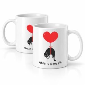Šolja Meow is in the Air sa crnom mačkom, crvenim balonom u obliku srca i natpisom Meow is in the Air – macketinashop