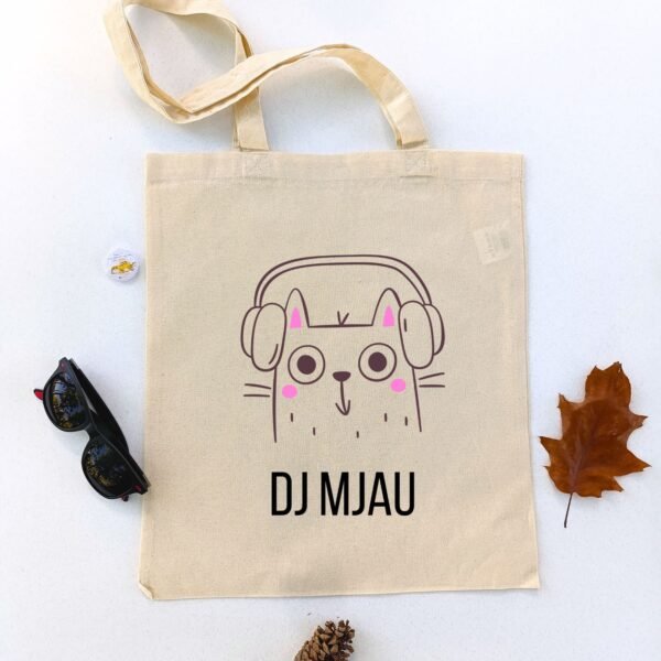 Ceger DJ Mjau sa ilustracijom mačke koja nosi slušalice kao pravi DJ. Idealan poklon za ljubitelje mačaka i muzike.
