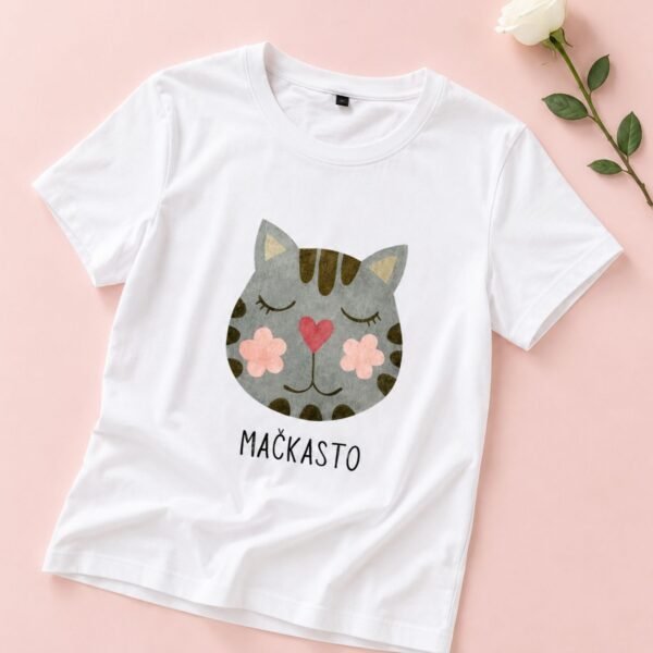 Ženska majica Mačkasto – Poklon za ljubiteljke mačaka, bela majica sa ilustracijom sive mačke i natpisom Mačkasto – macketinashop