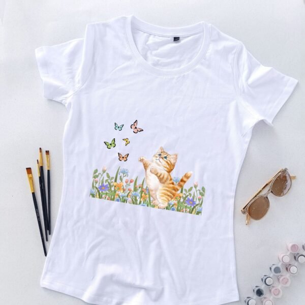 bela ženska majica maca i cveće