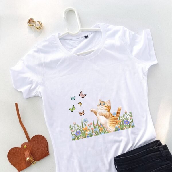 bela ženska majica maca i cveće