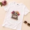Majica sa mačkom i cvećem Mjau Floresita u beloj boji sa sivom mačkom i cvetnim venčićem