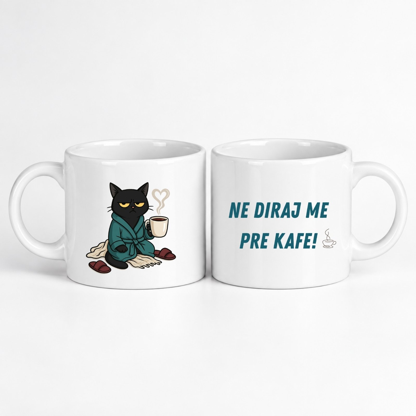 Mala Šolja Ne diraj me pre kafe – poklon za ljubitelje kafe i mačaka sa crnom mačkom u bade mantilu koja drži šolju kafe – macketinashop