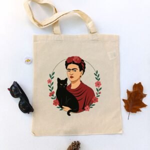 Ilustracija Fride Kalo sa crnom mačkom u naručju, okružena cvećem. Ceger Čuvari umetnosti – originalan poklon za ljubitelje mačaka i umetnosti.