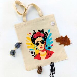 Ilustracija Fride Kalo sa crnom mačkom u pozadini, u pop art bojama žute, plave i crvene. Frida u bojama – originalan poklon za ljubitelje mačaka i umetnosti.