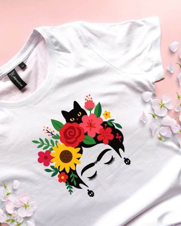 Majica Latice i šape - Ženska majica sa Frida Kalo motivom - bela ženska majica Latice i šape sa cvetnim vencem i mačkom