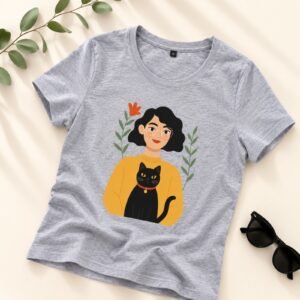 Majica Mačkasta Ja – Originalan poklon za žene koje vole mačke, siva majica sa ilustracijom žene i crne mačke – macketinashop