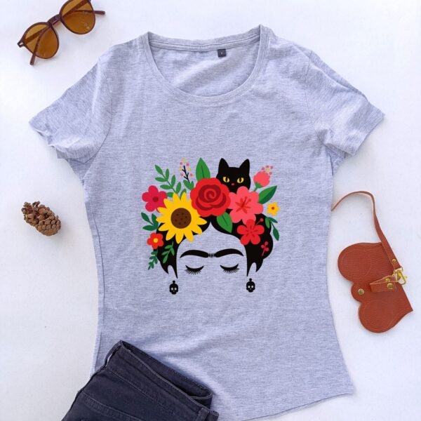 Siva ženska majica Latice i šape – mačka i cveće u umetničkom stilu