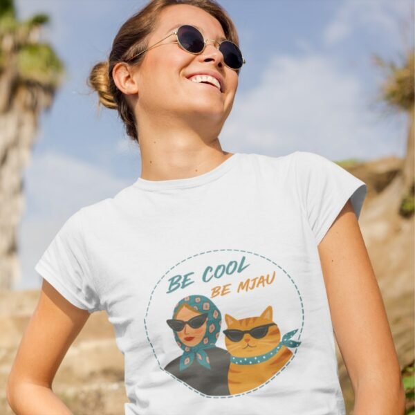 Ženska bela pamučna majica Be Mjau – moderna žena i narandžasta mačka sa naočarima, Mačketina dizajn