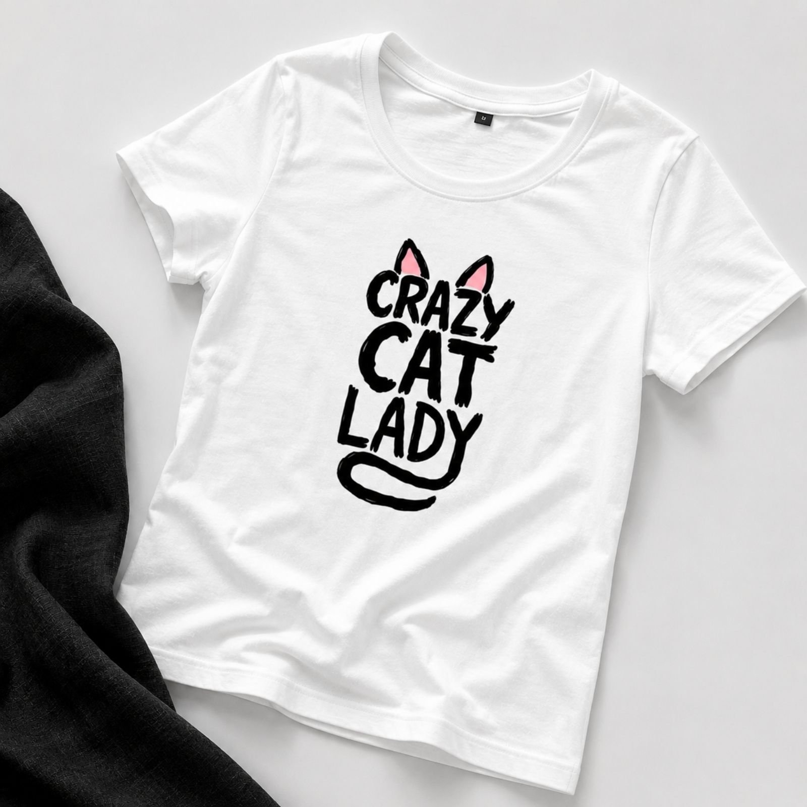 Bela Majica Crazy Cat Lady – Originalan poklon za ljubiteljke mačaka sa crnim natpisom, mačijim ušima i repom – macketinashop