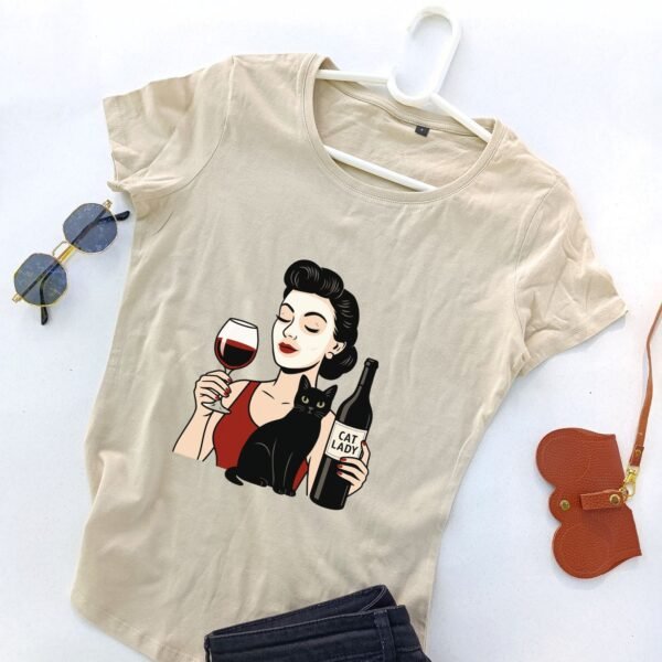 bež ženska majica vikend sa mačkom