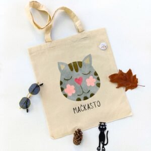 Ceger Mačkasto sa ilustracijom sive mačke zatvorenih očiju, ružičastim obrazima i srcem umesto nosa. Originalan poklon za ljubitelje mačaka.