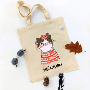 Ceger Mačkomanka sa ilustracijom šarmantne mačke u crveno-beloj haljini i vencem od cveća. Originalan poklon za ljubitelje mačaka i umetnosti.