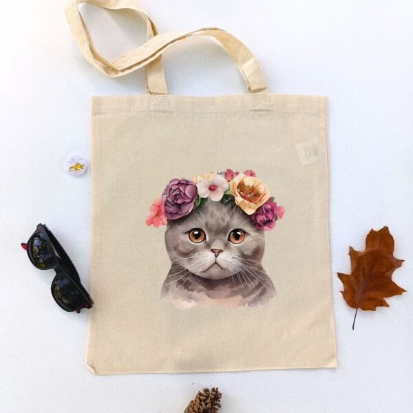 Ceger Mjau Floresita sa akvarel ilustracijom sive mačke okružene cvećem. Originalan poklon za ljubitelje mačaka i umetnosti.