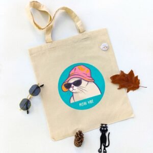 Ceger Mjau Vibe sa ilustracijom mačke koja nosi naočare i šešir u pop art stilu. Originalan poklon za ljubitelje mačaka i letnje energije.