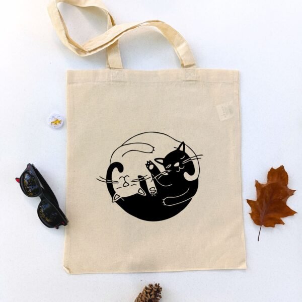 Ceger Mjau Zen sa minimalističkom ilustracijom mačke u meditativnom položaju. Originalan poklon za ljubitelje mačaka i zen filozofije.