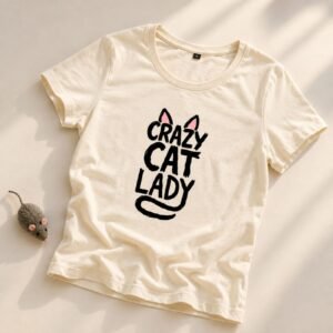Majica Crazy Cat Lady – Originalan poklon za ljubiteljke mačaka, bež majica sa crnim natpisom Crazy Cat Lady i mačijim detaljima – macketinashop