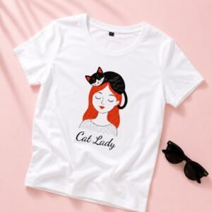 Majica Mačka za smirenje – idealan poklon za ljubitelje mačaka, bela majica sa Cat Lady ilustracijom žene i crne mačke – macketinashop