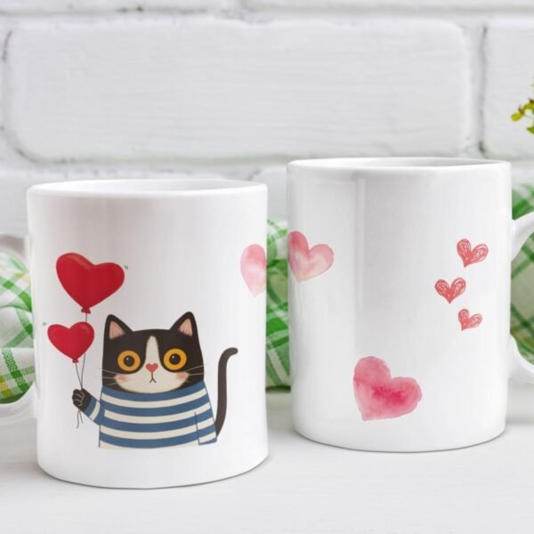 Šolja Srce u Šapi - Poklon šolja za ljubitelje mačaka - Šolja Srce u Šapi sa crno-belom mačkom koja drži balone u obliku srca – šarmantan poklon za ljubitelje mačaka.