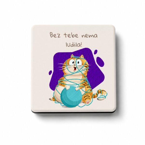 Magnet Bez tebe nema ludila sa smešnom mačkom i klupkom vunice – originalan poklon za najbolju drugaricu i ljubitelje mačaka