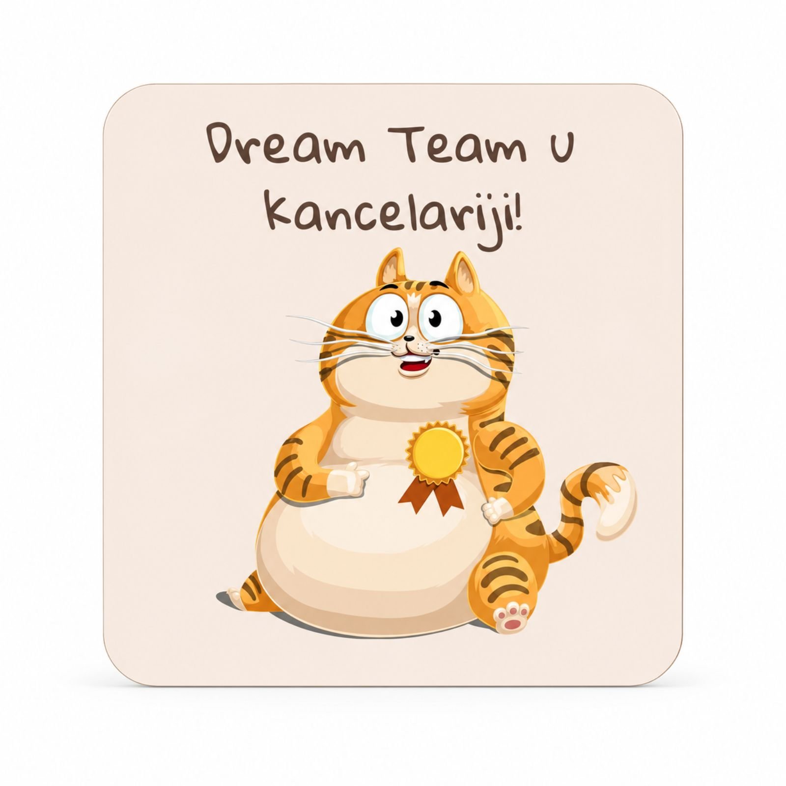 Magnet Dream Team U Kancelariji sa simpatičnom mačkom – originalan poklon za koleginicu, kolegu ili kancelariju