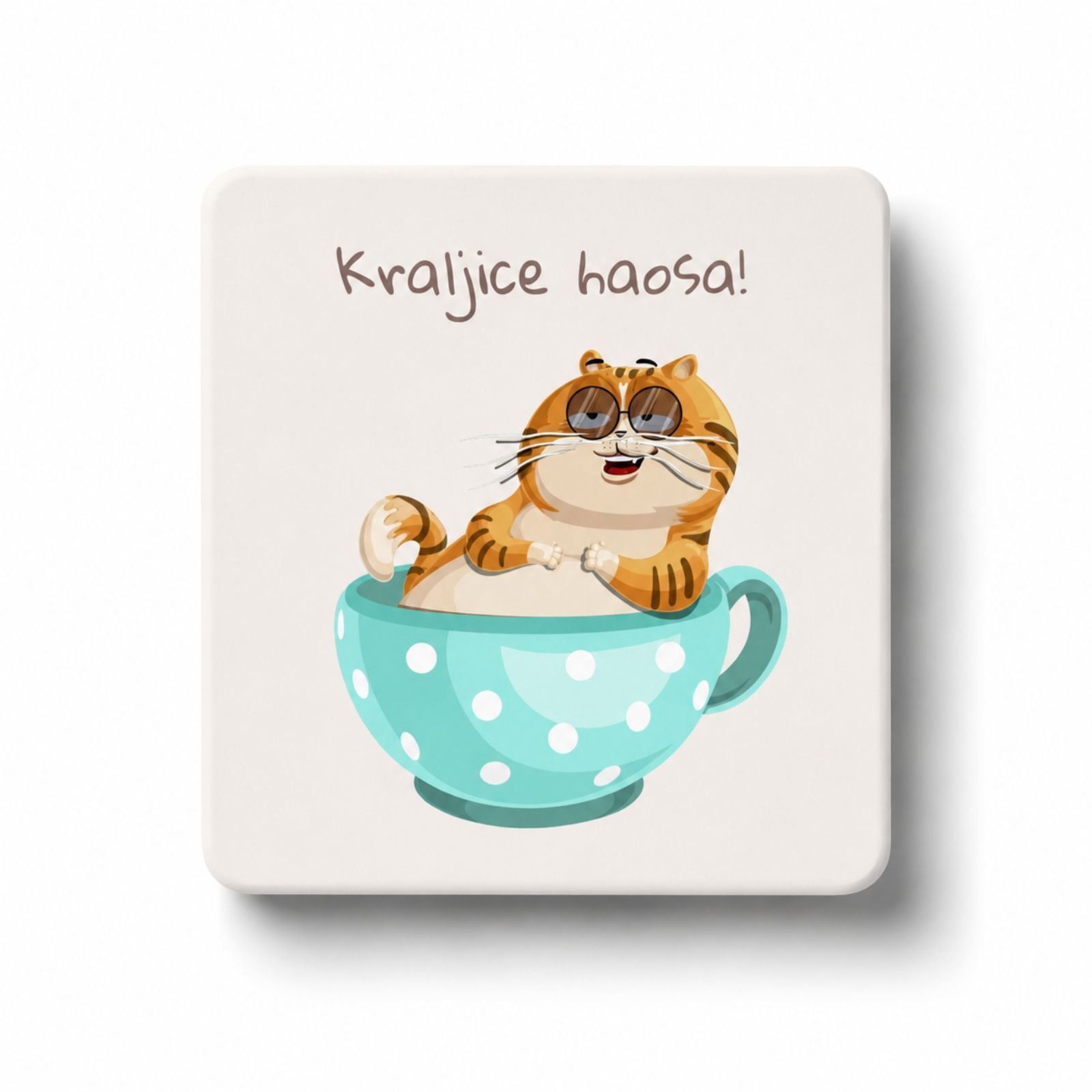 Magnet Kraljice haosa sa smešnom mačkom u šolji – originalan poklon za drugaricu