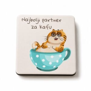 Magnet Najbolji partner za kafu sa narandžastom mačkom u šolji – simpatičan magnet za ljubitelje mačaka i kafe