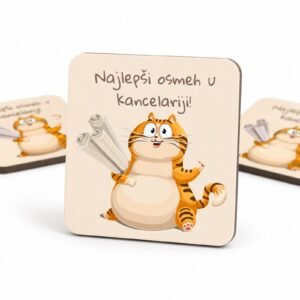 Mali poklon za šeficu magnet Najlepši osmeh u kancelariji sa simpatičnom mačkom i kancelarijskim papirima