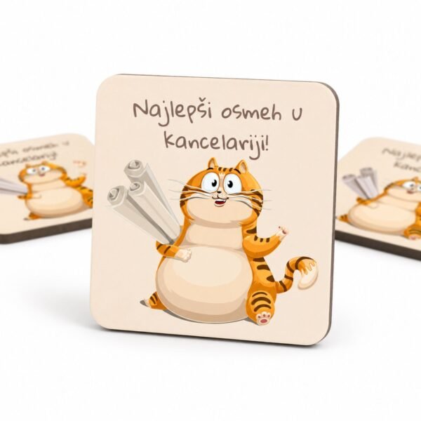 Mali poklon za šeficu magnet Najlepši osmeh u kancelariji sa simpatičnom mačkom i kancelarijskim papirima