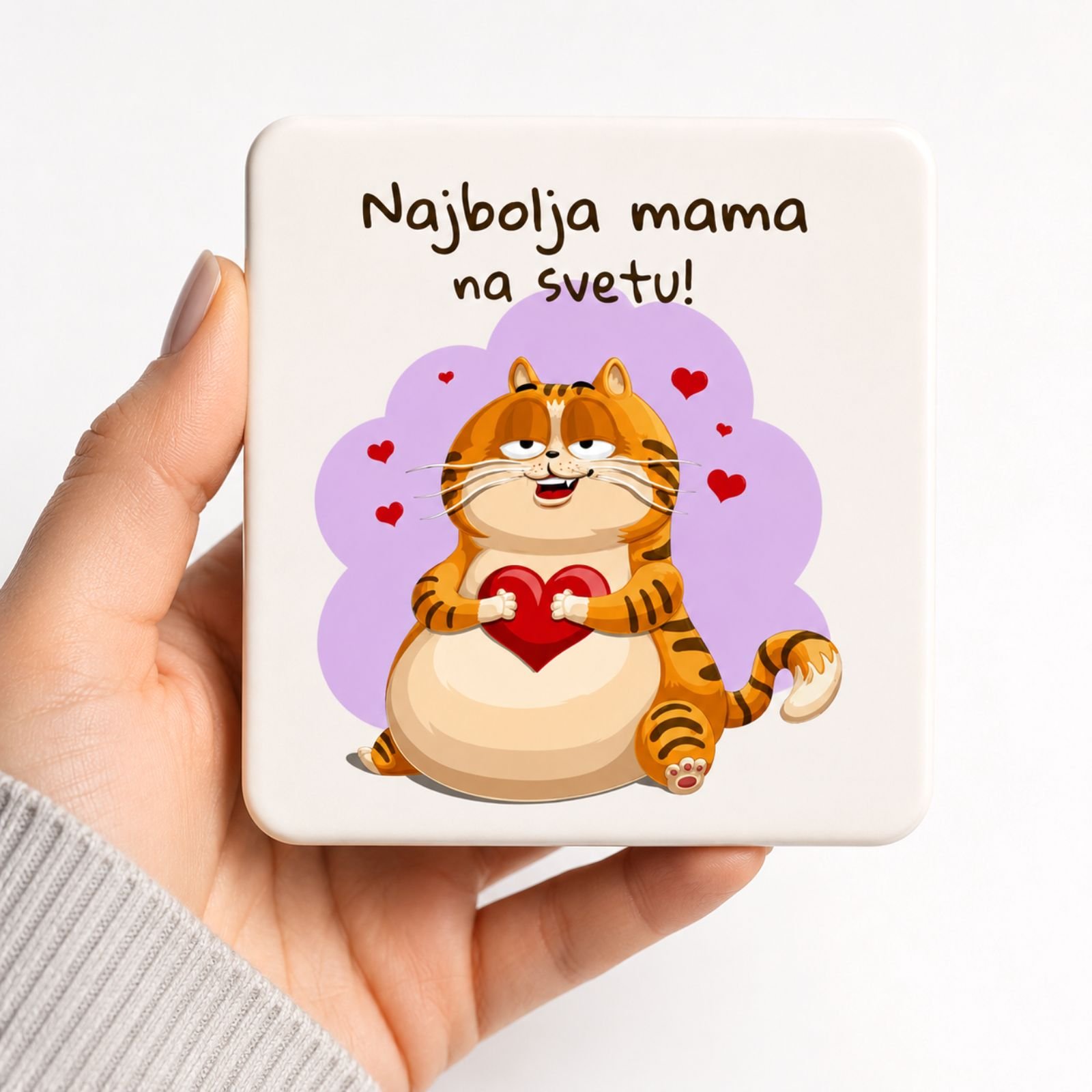 Žena drži magnet Najbolja mama na svetu – emotivan poklon za majku