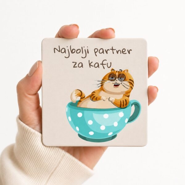 Lifestyle fotografija magneta Najbolji partner za kafu sa narandžastom mačkom u šolji koji žena drži u ruci