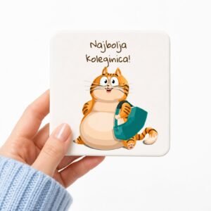 Žena drži magnet Najbolja koleginica sa ilustracijom mačke – originalan poklon za koleginicu