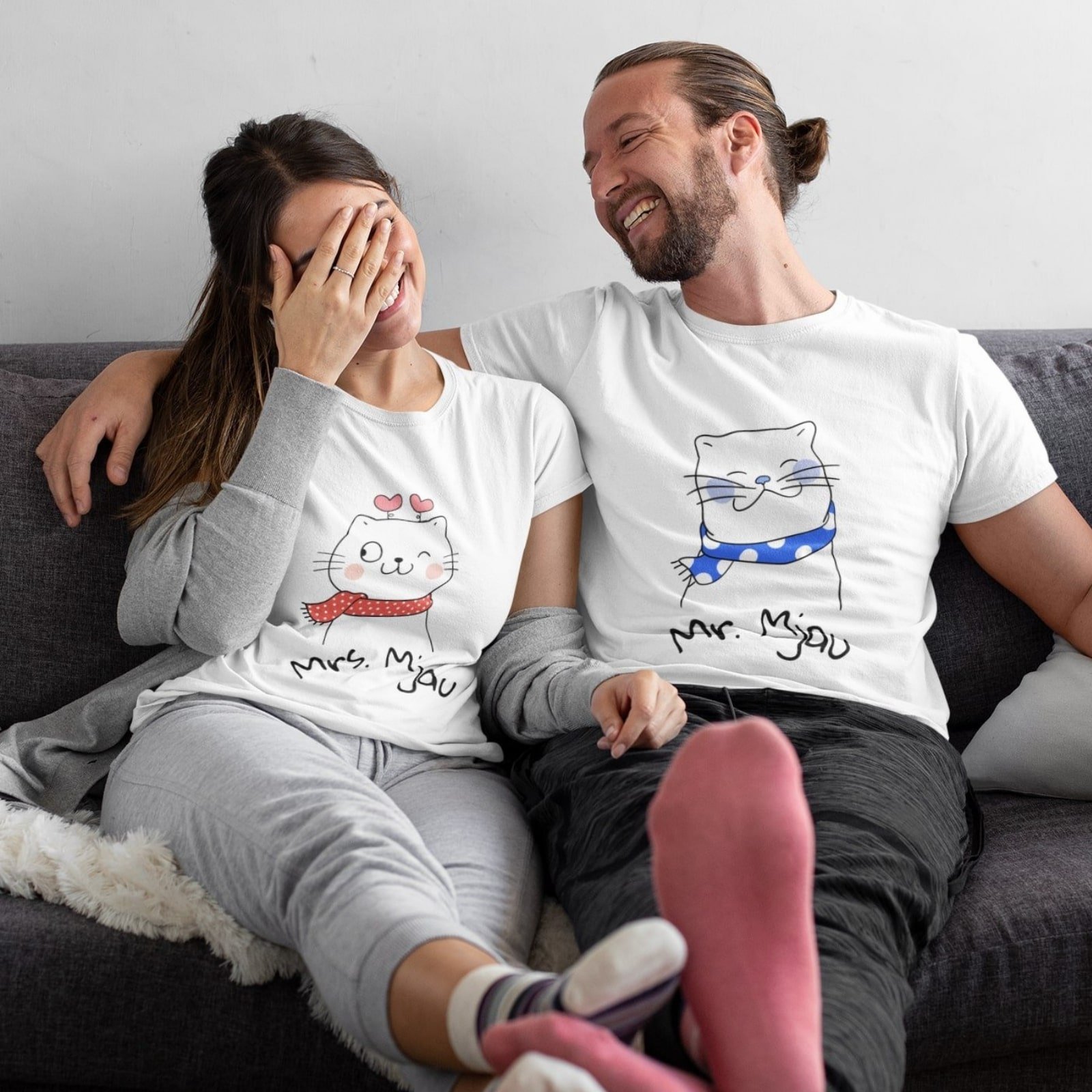 Majice Mr. Mjau i Mrs. Mjau - Majice za parove -Par u Mačketina majicama za parove Cat Dad i Cat Mom pije kafu i uživa na kauču.