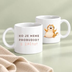Mala Šolja Ko je mene probudio – poklon za ljubitelje mačaka i spavalice sa narandžastom mačkom i šaljivim natpisom – macketinashop