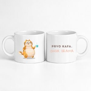 Mala Šolja Prvo kafa onda drama – poklon za ljubitelje mačaka i kafe, bela šolja sa narandžastom mačkom koja drži kafu i šaljivim natpisom – macketinashop