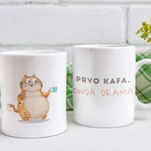 šolja „Prvo kafa, onda drama“ – Poklon za ljubitelje mačaka i kafe - Dve Mačketina šolje – jedna sa natpisom „Prvo kafa, onda drama“, druga sa crtanom mačkom i šoljicom kafe – savršen poklon za ljubitelje mačaka i kafe.