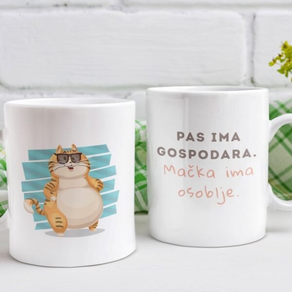 Šolja Pas ima gospodara mačka ima osoblje - Poklon za ljubitelje mačaka - Mačketina šolja sa ilustracijom mačke u naočarima na stolu – poklon za ljubitelje mačaka.