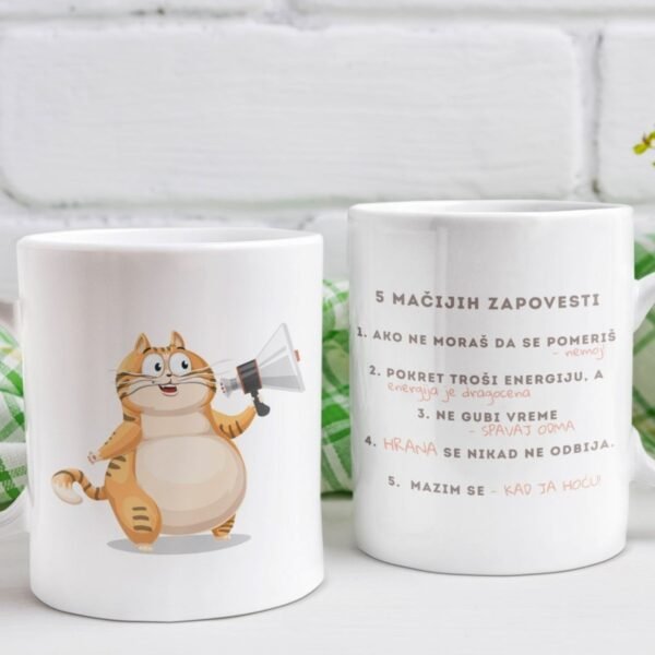 Keramička Mačketina šolja sa ilustracijom mačke i natpisom „5 mačijih zapovesti“ – poklon za ljubitelje mačaka.