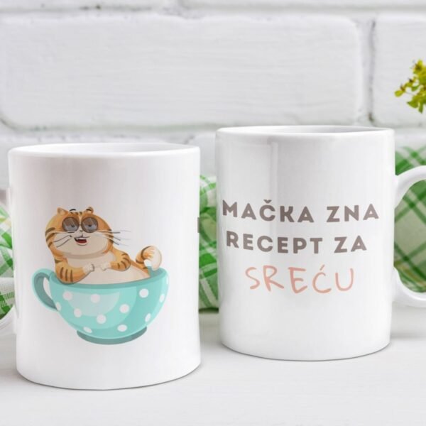 Šolja Mačka zna recept za sreću - Poklon koji donosi osmeh - Dve Mačketina šolje – jedna sa ilustracijom mačke u šolji, druga sa natpisom „Mačka zna recept za