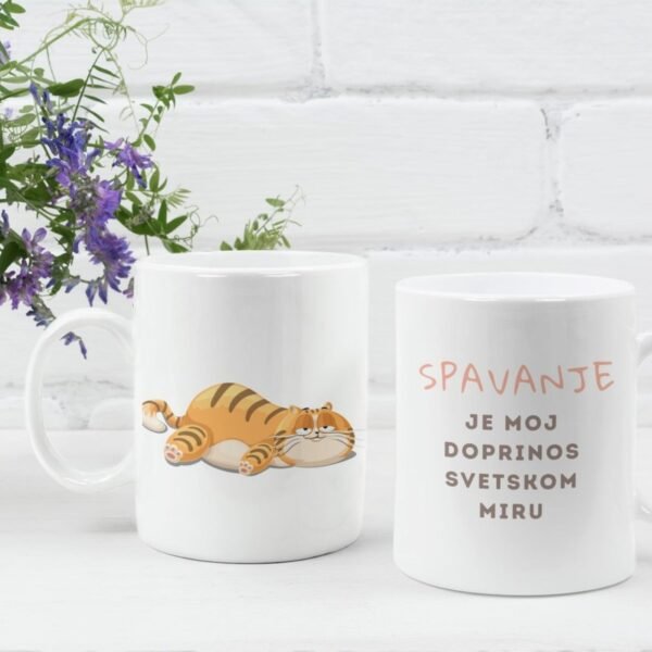 Dve keramičke šolje – jedna sa natpisom „Spavanje je moj doprinos svetskom miru“, druga sa ilustracijom mačke koja spava.