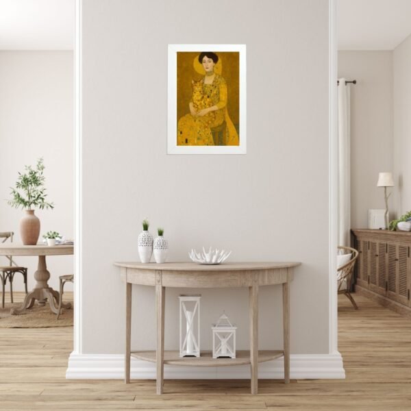 Poster Dama sa mačkom iznad komode u toplom enterijeru