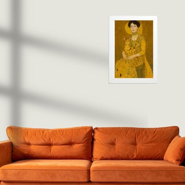 Poster Dama sa mačkom na zidu iznad modernog narandžastog kauča