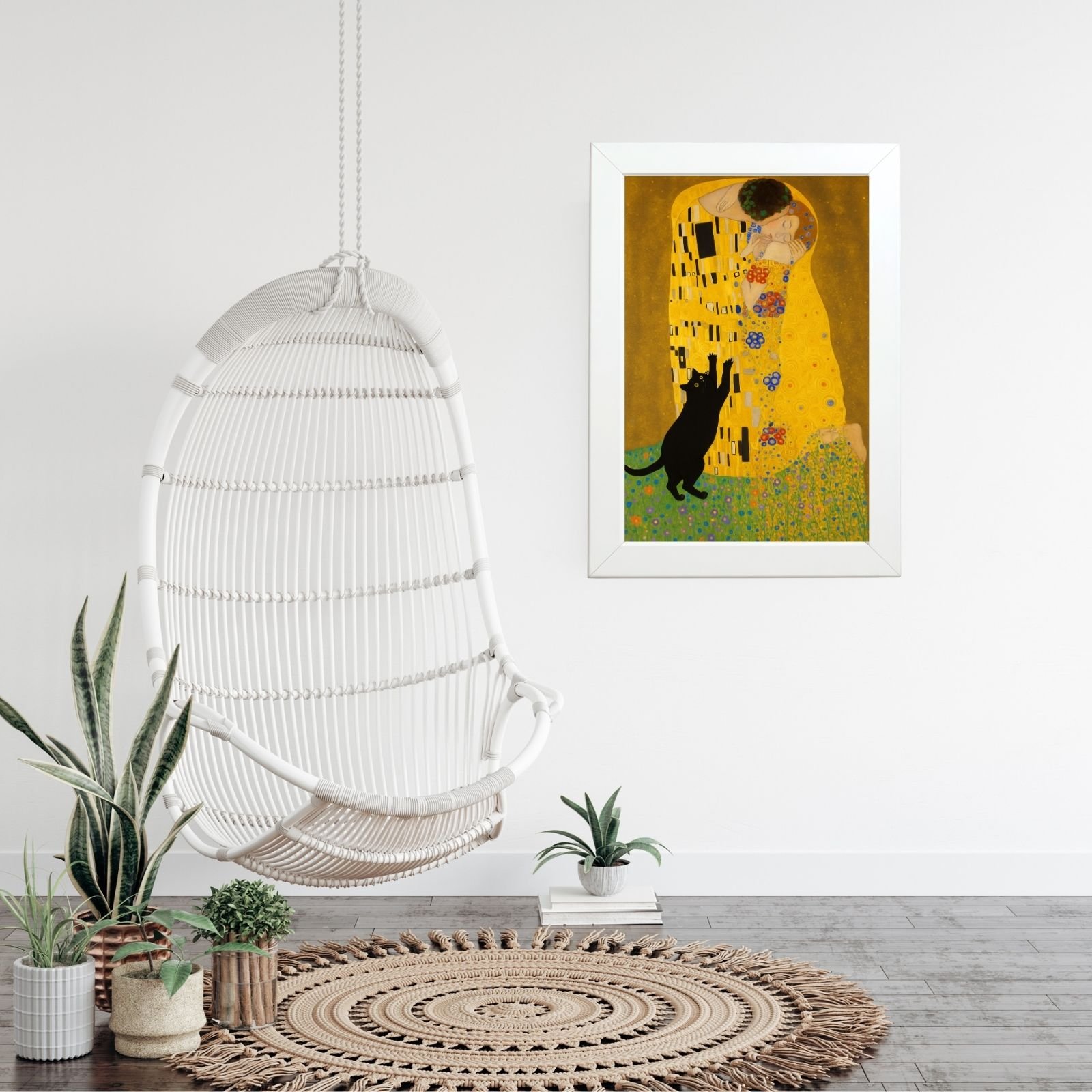 Mačiji poljubac art poster u ramu na zidu modernog enterijera
