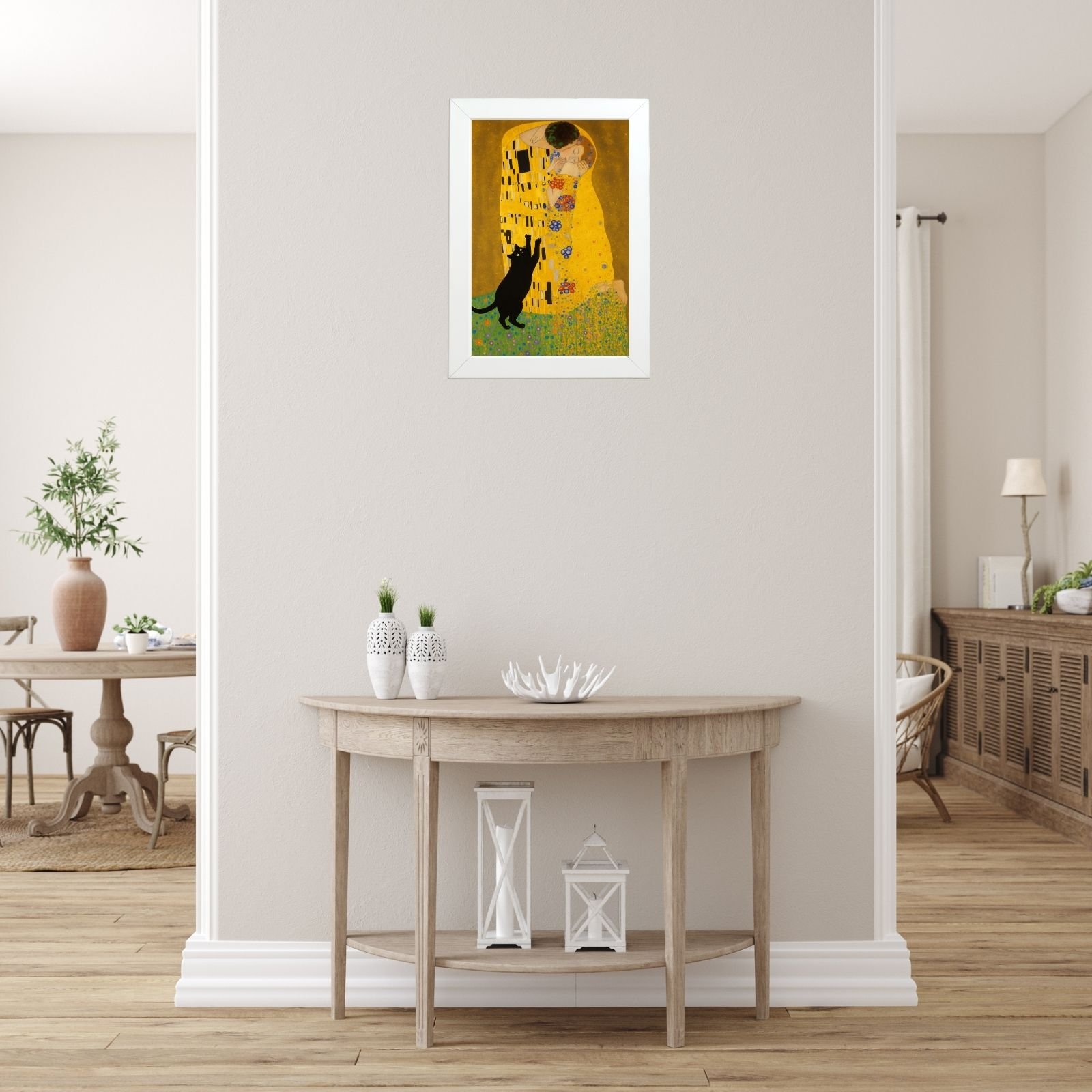 Mačiji poljubac art poster u hodniku iznad dekorativne komode